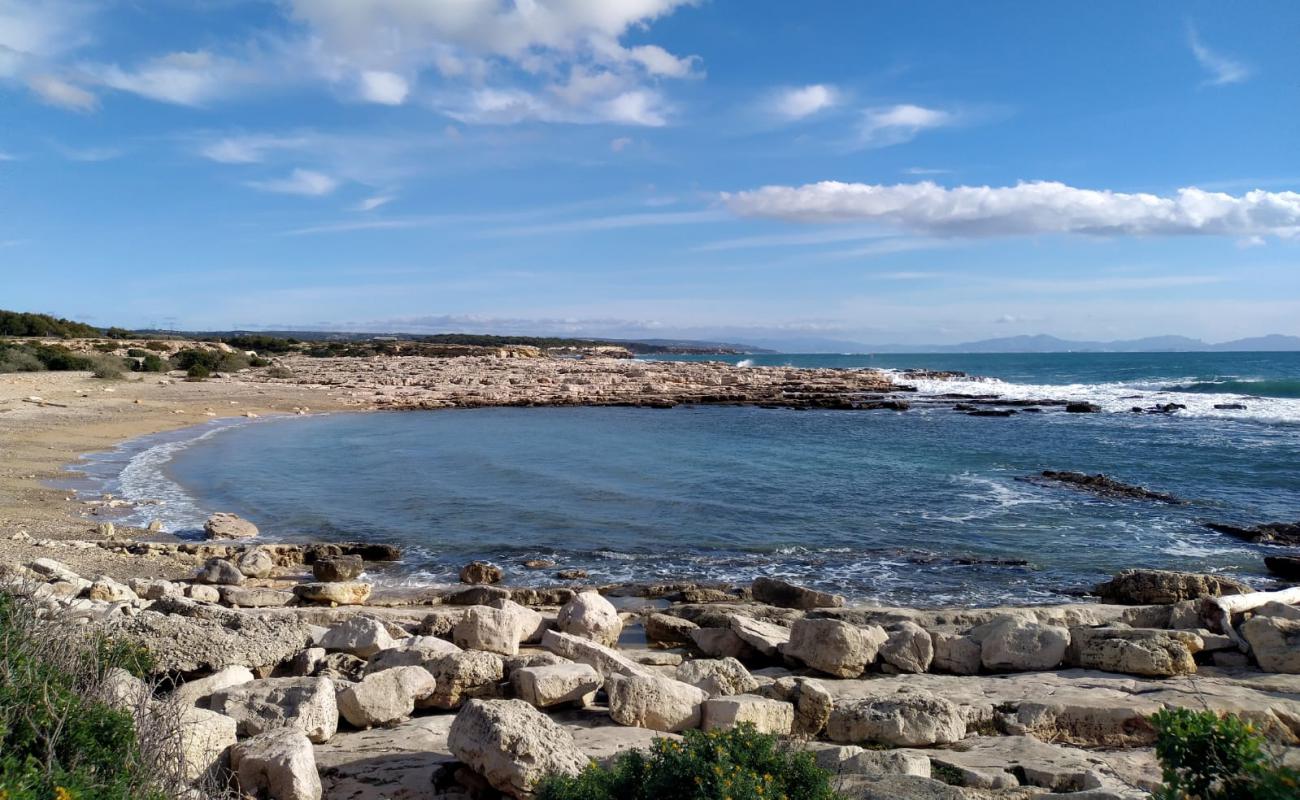 Plage de Cap Couronne'in fotoğrafı taşlı kum yüzey ile