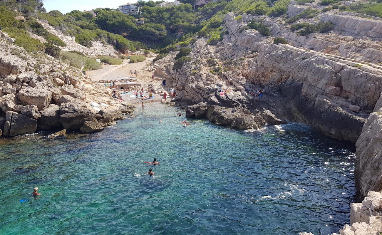 Zone de baignade du sentier du Littoral'in fotoğrafı küçük gri çakıllar yüzey ile