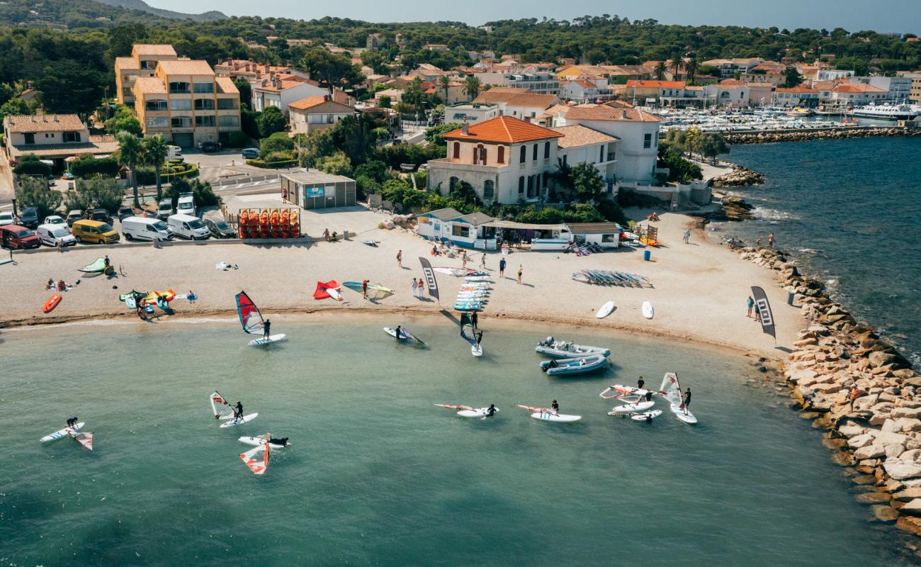 Plage Le Brusc'in fotoğrafı gri kum yüzey ile