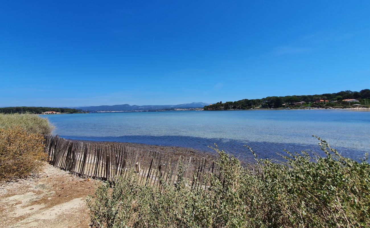 Plage du Grand Gaou'in fotoğrafı parlak kum yüzey ile