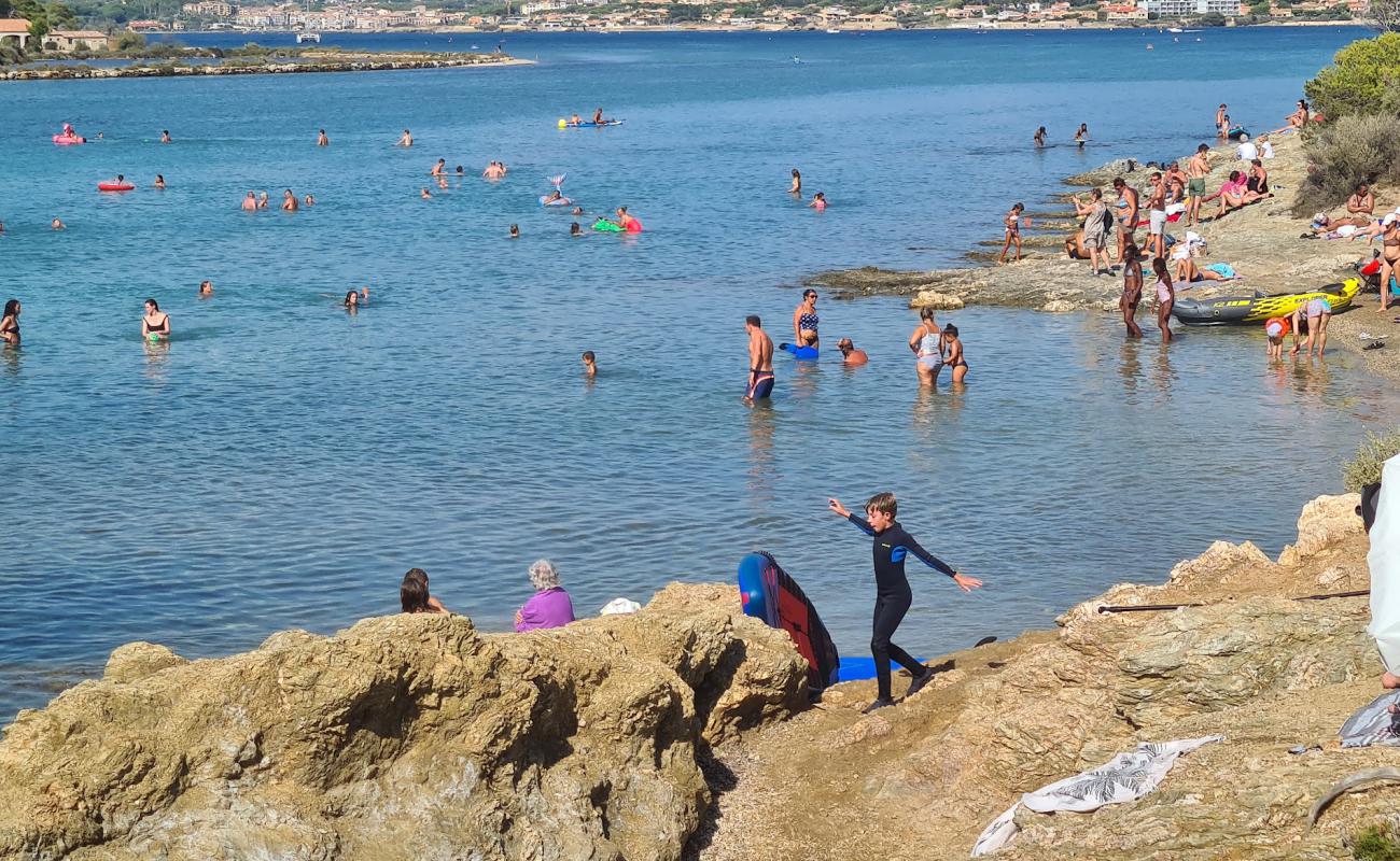 Plage du Gaou'in fotoğrafı taşlar yüzey ile