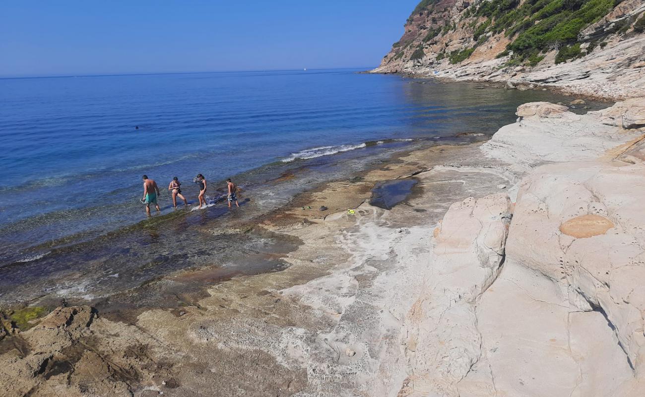 Plage du Bau Rouge'in fotoğrafı taşlar yüzey ile