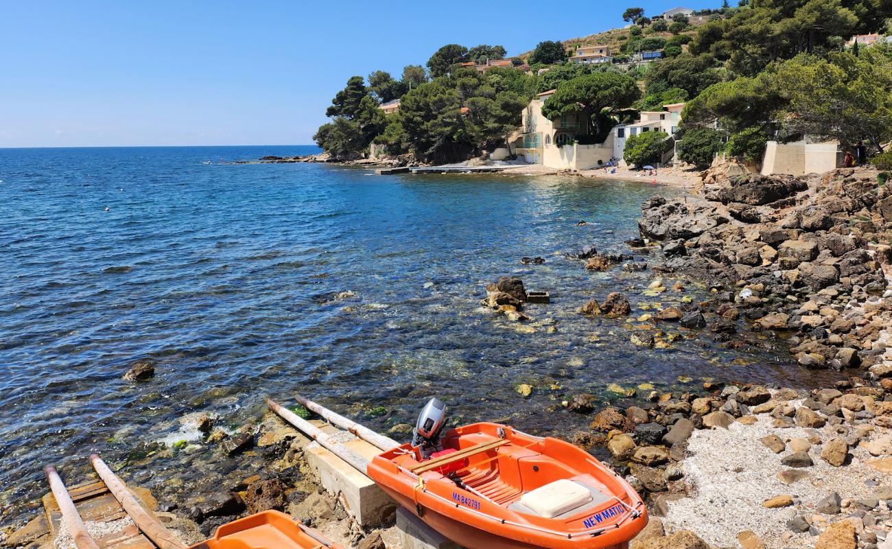 Plage Le Canebas'in fotoğrafı küçük gri çakıllar yüzey ile