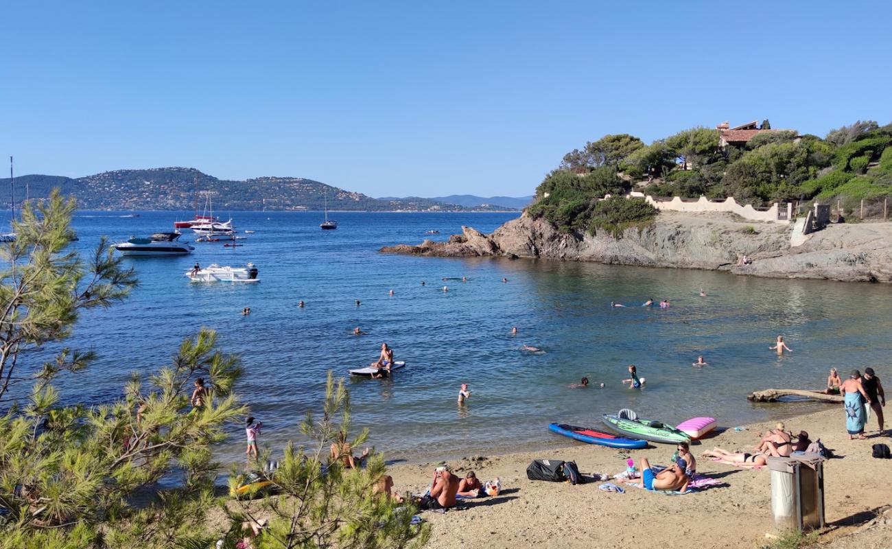 Calanque du Four a Chaux'in fotoğrafı açık bej kum yüzey ile