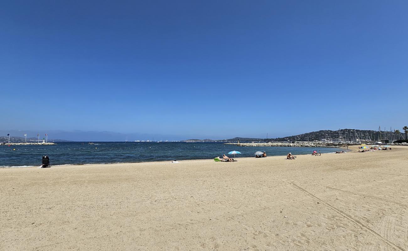 Plage De Port Grimaud Sud'in fotoğrafı açık bej kum yüzey ile
