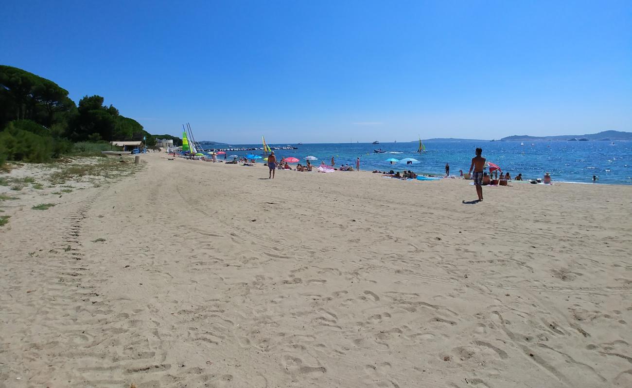 Plage Du Vieux Moulin'in fotoğrafı açık bej kum yüzey ile