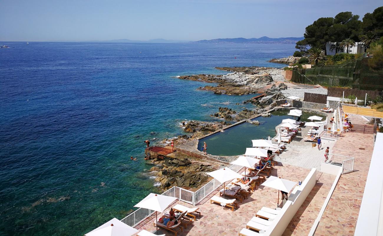 Plage Les Roches Rouges - Cote d'Azur'in fotoğrafı beton kaplı yüzey yüzey ile
