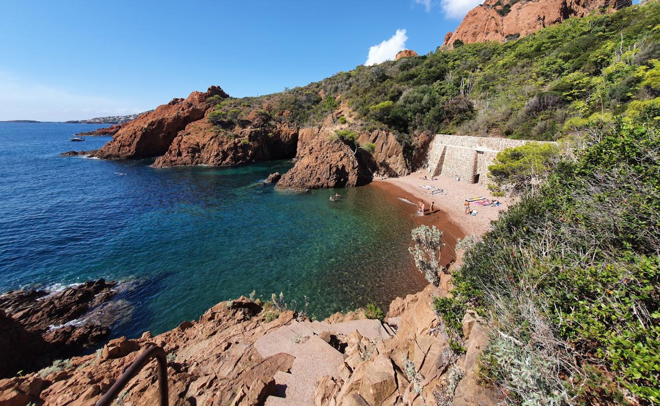 Calanque de Saint-Barthelemy'in fotoğrafı gri çakıl taşı yüzey ile