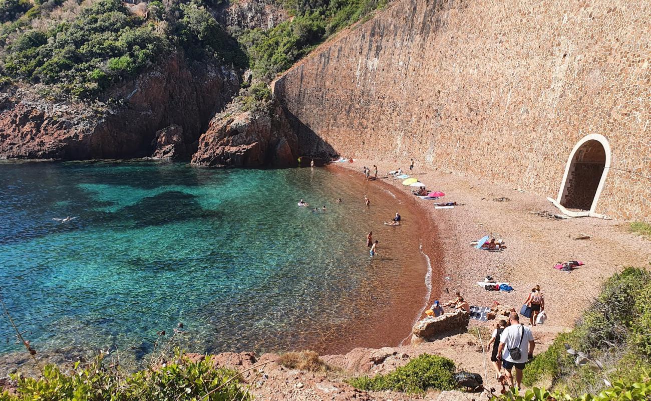 Calanque d'Aurelle'in fotoğrafı gri çakıl taşı yüzey ile