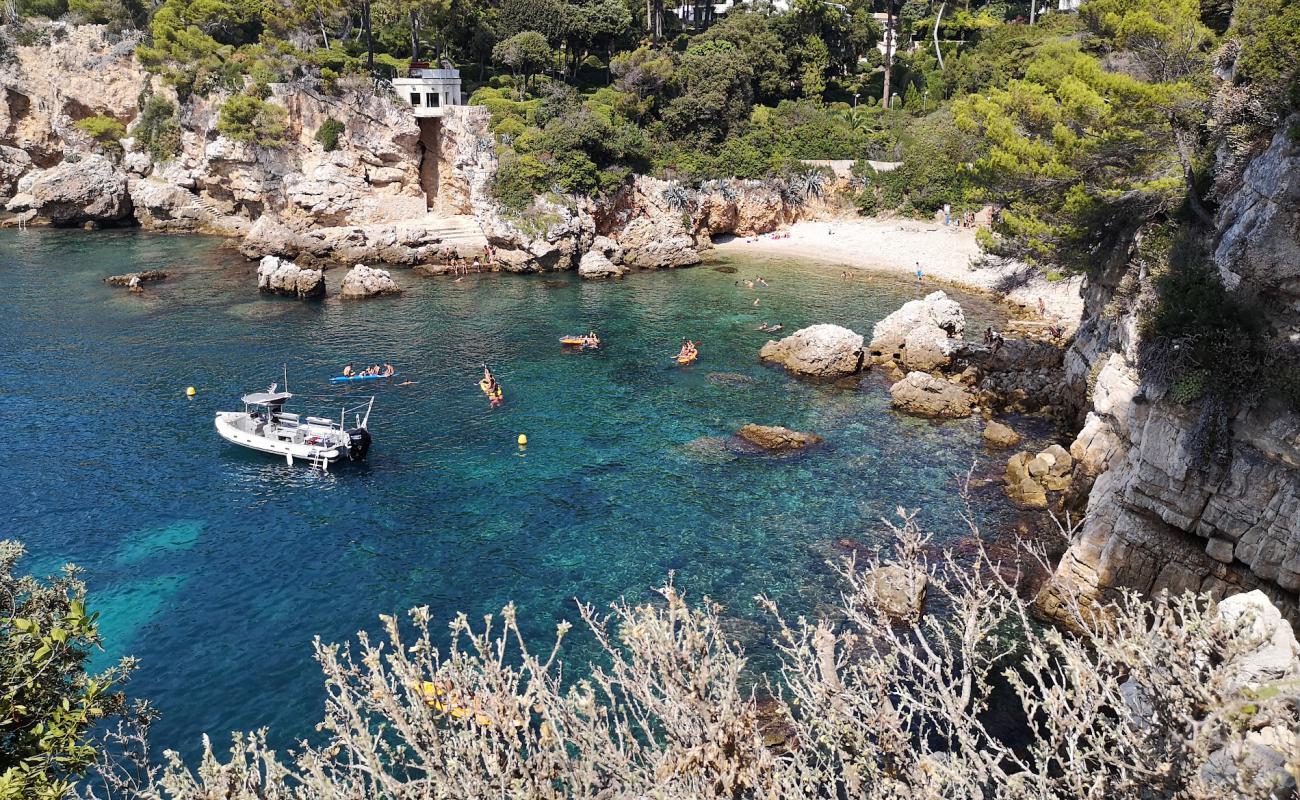 Bay of Antibes Billionaires'in fotoğrafı taşlar yüzey ile