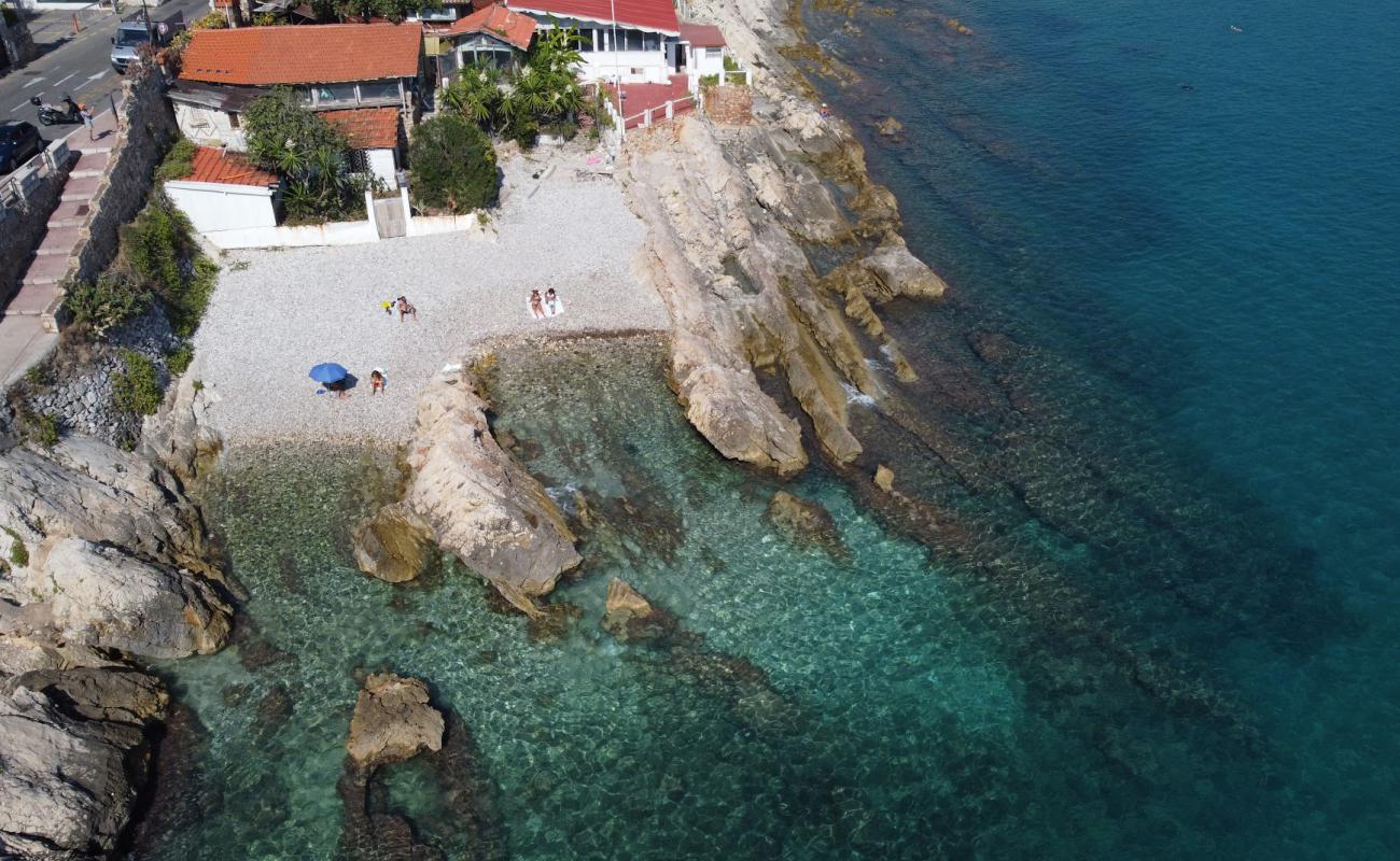 Plage des Pirates'in fotoğrafı gri çakıl taşı yüzey ile