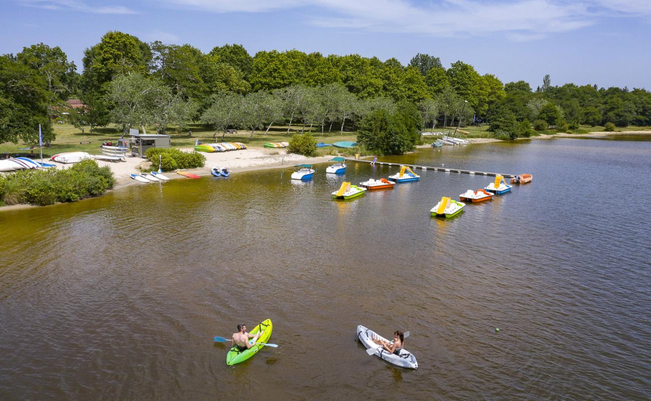 Plage Etang de Leon'in fotoğrafı parlak kum yüzey ile