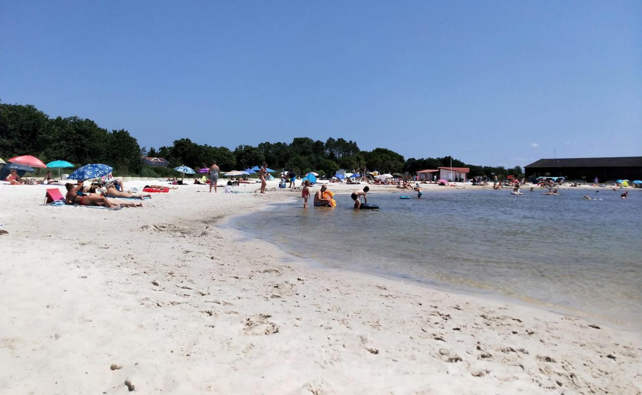 Bassin de baignade de Lanton'in fotoğrafı açık bej kum yüzey ile