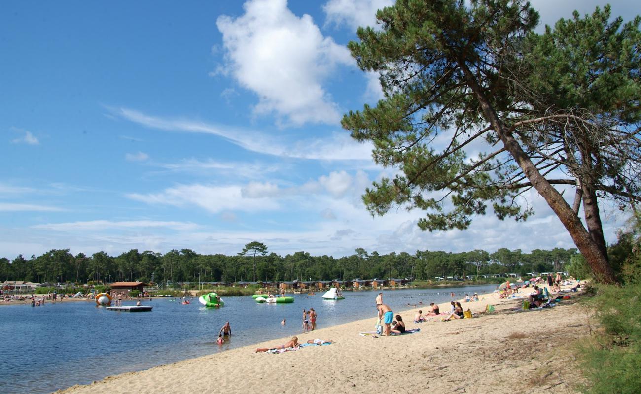 Plage Les Viviers Beach'in fotoğrafı açık bej kum yüzey ile