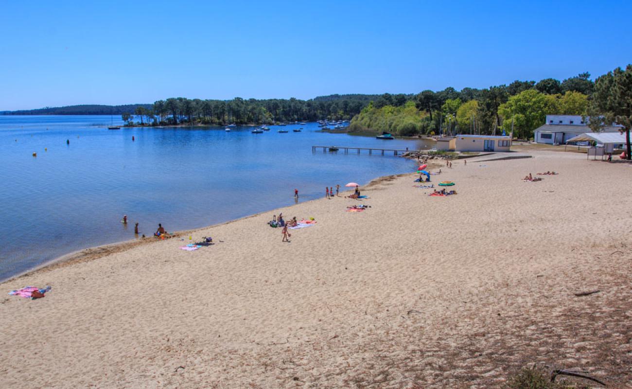 Plage de Piqueyrot'in fotoğrafı açık bej kum yüzey ile