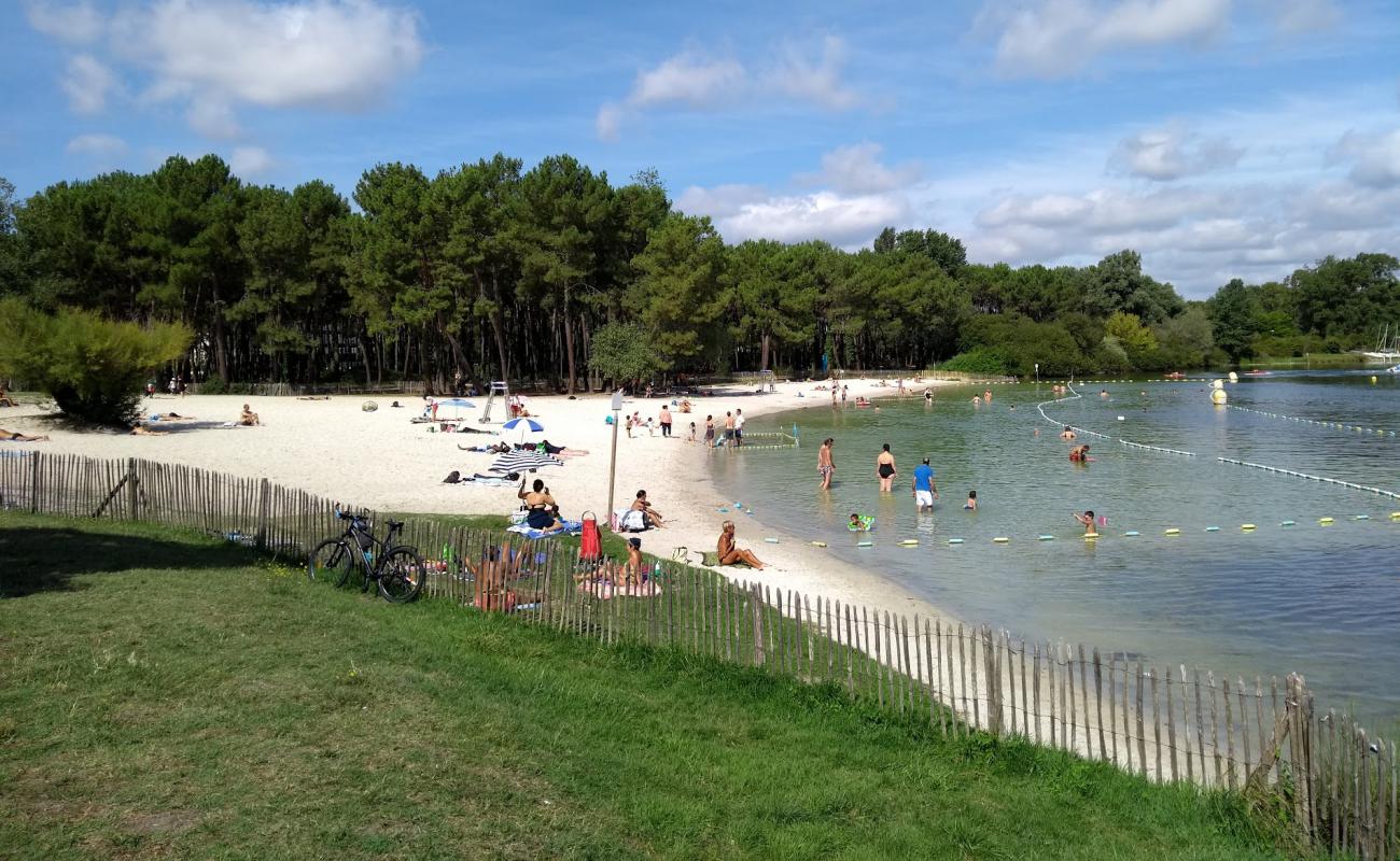 Plage du Lac'in fotoğrafı açık bej kum yüzey ile