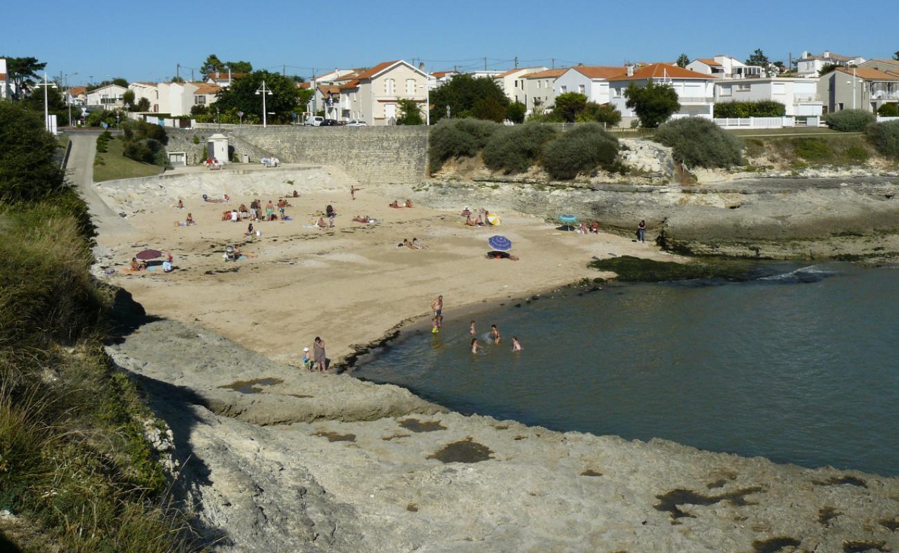 Plage de Saint-Sordelin'in fotoğrafı parlak kum yüzey ile