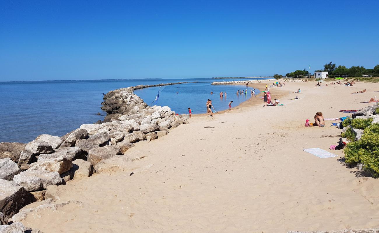 Plage Port-des-Barques'in fotoğrafı açık bej kum yüzey ile