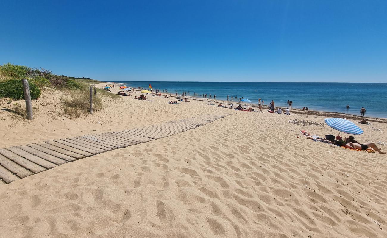Plage de Montamer'in fotoğrafı bej kum ve kayalar yüzey ile