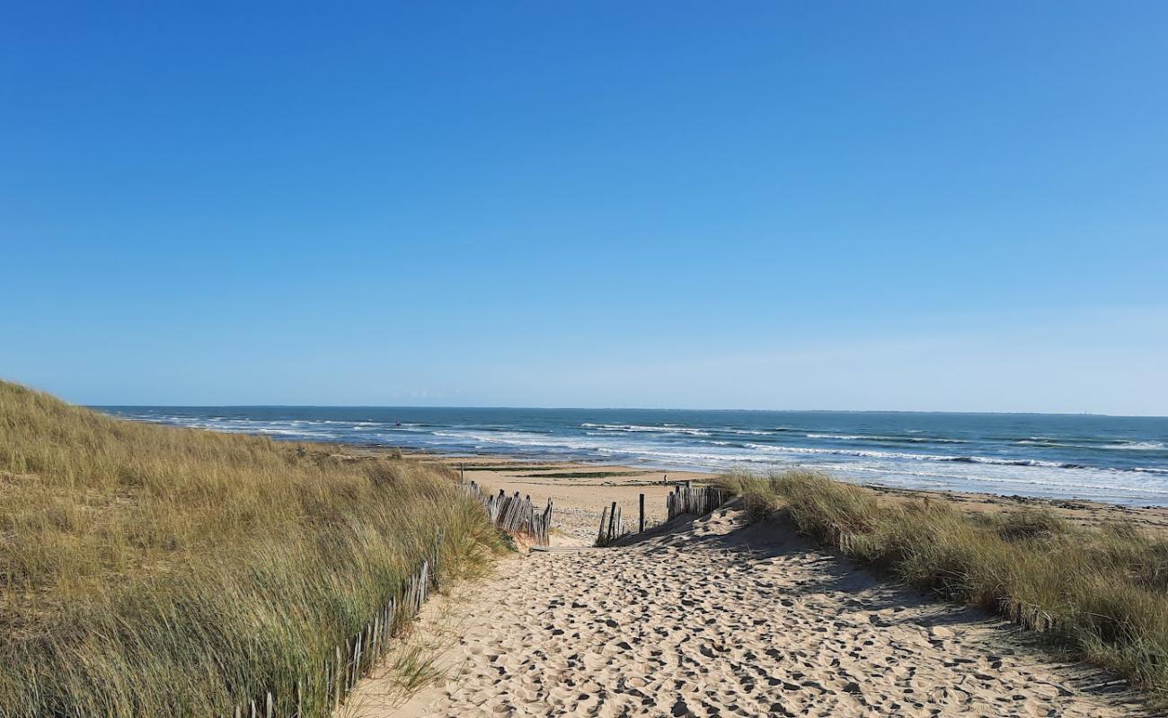 Plage des Grenettes'in fotoğrafı bej kum ve kayalar yüzey ile
