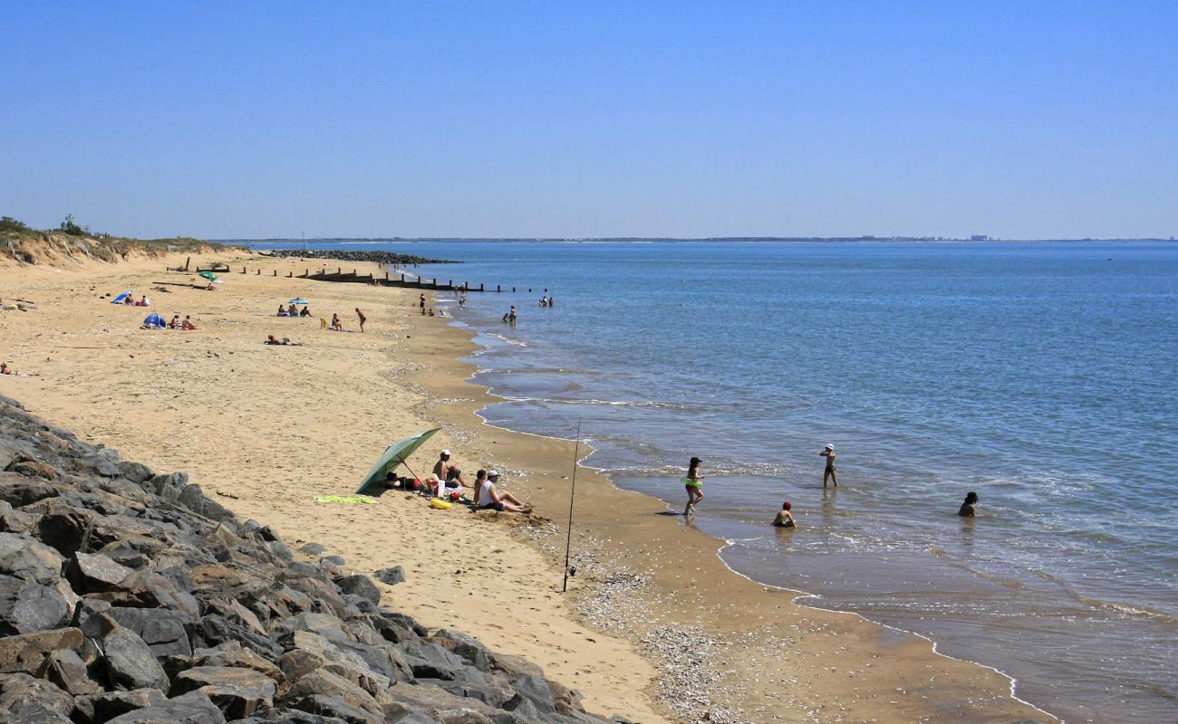 Plage de l'Oasis'in fotoğrafı açık bej kum yüzey ile