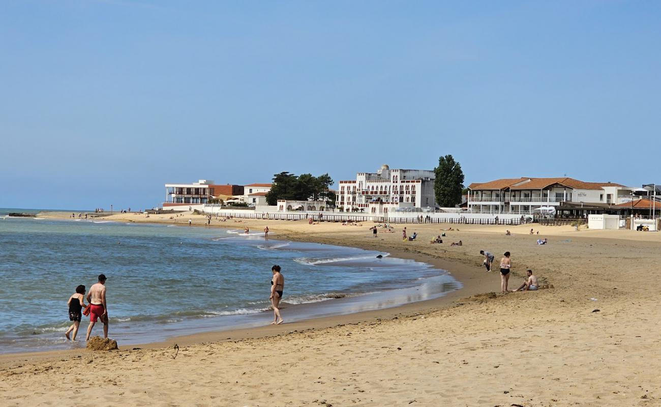 Plage de la Tranche'in fotoğrafı açık bej kum yüzey ile