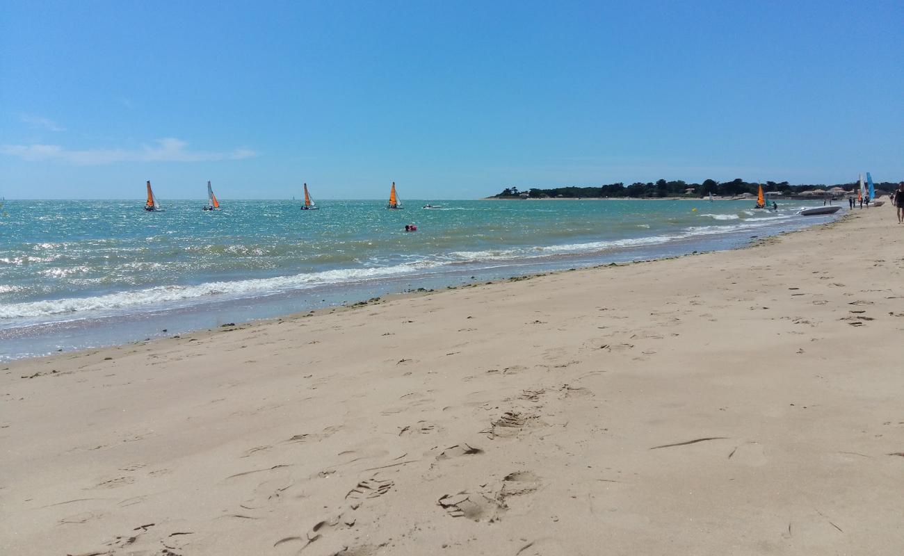 Plage Le Bouil'in fotoğrafı açık bej kum yüzey ile