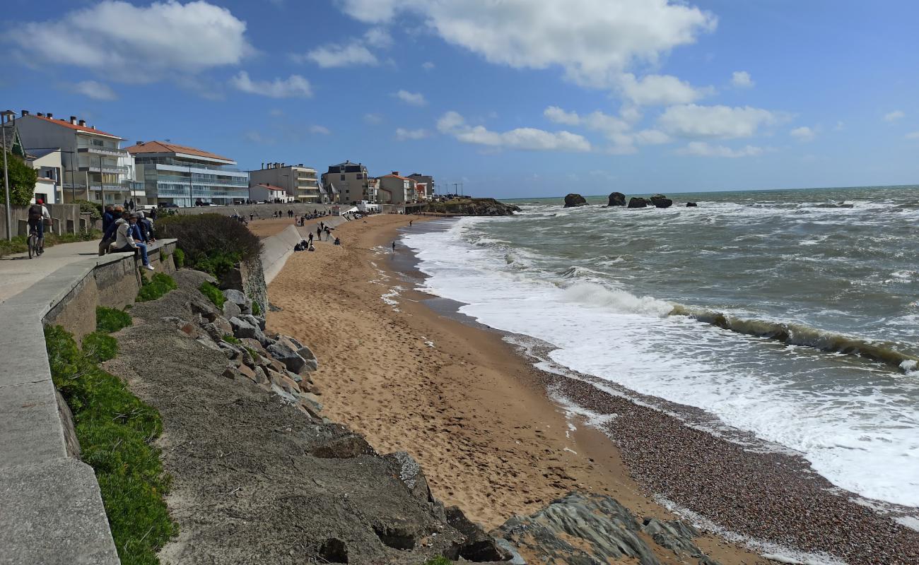 Plage des Cinq Pineaux'in fotoğrafı açık bej kum yüzey ile
