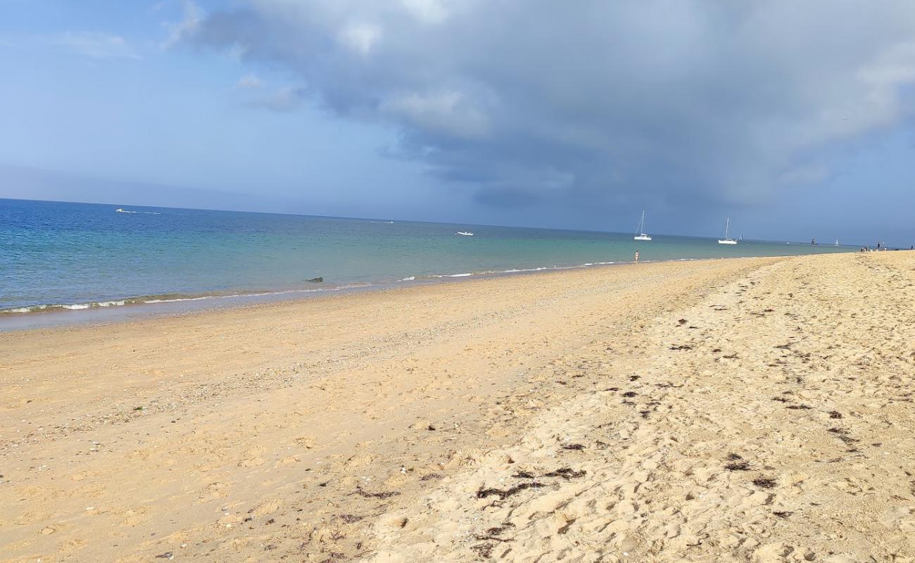 Plage de la Grande Conche'in fotoğrafı açık bej kum yüzey ile
