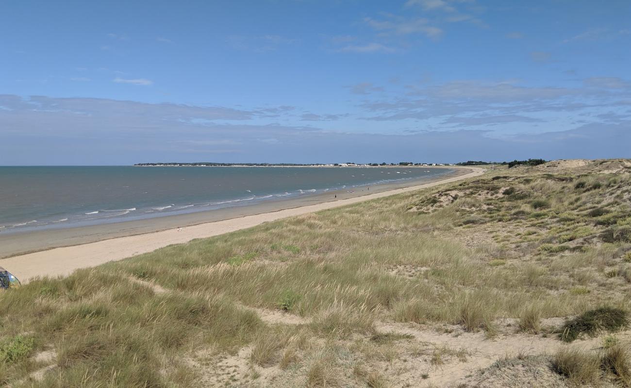 Plage des Sables d'Or'in fotoğrafı açık bej kum yüzey ile