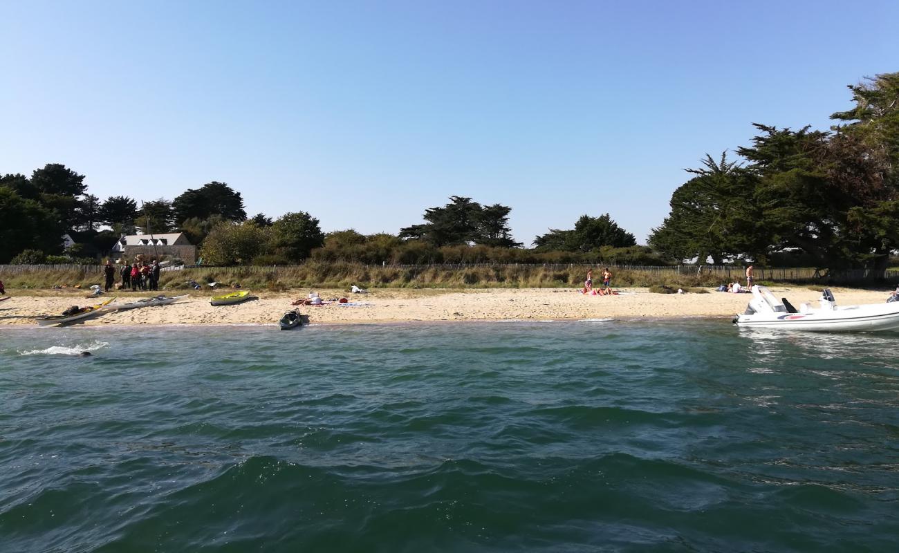 Plage de Govihan'in fotoğrafı parlak kum yüzey ile