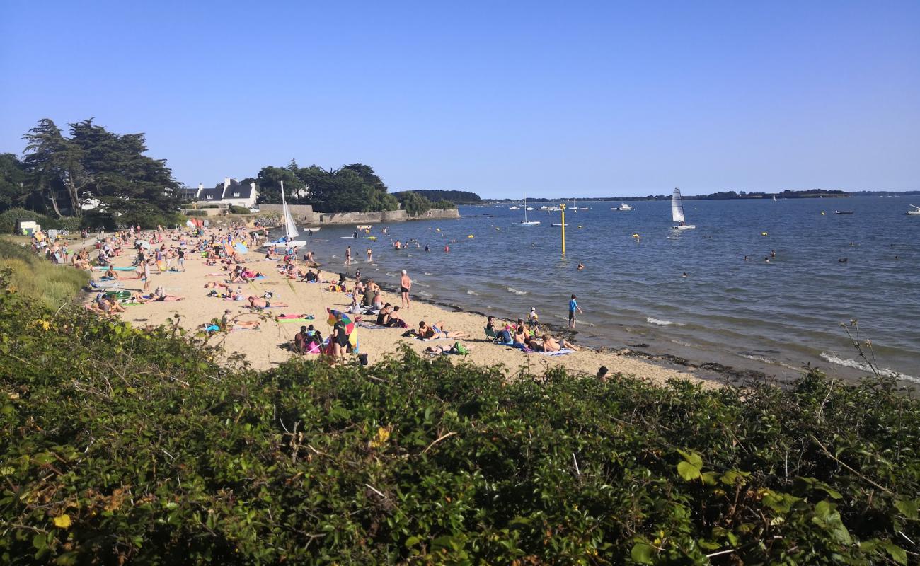 Plage de Mousterian'in fotoğrafı açık bej kum yüzey ile