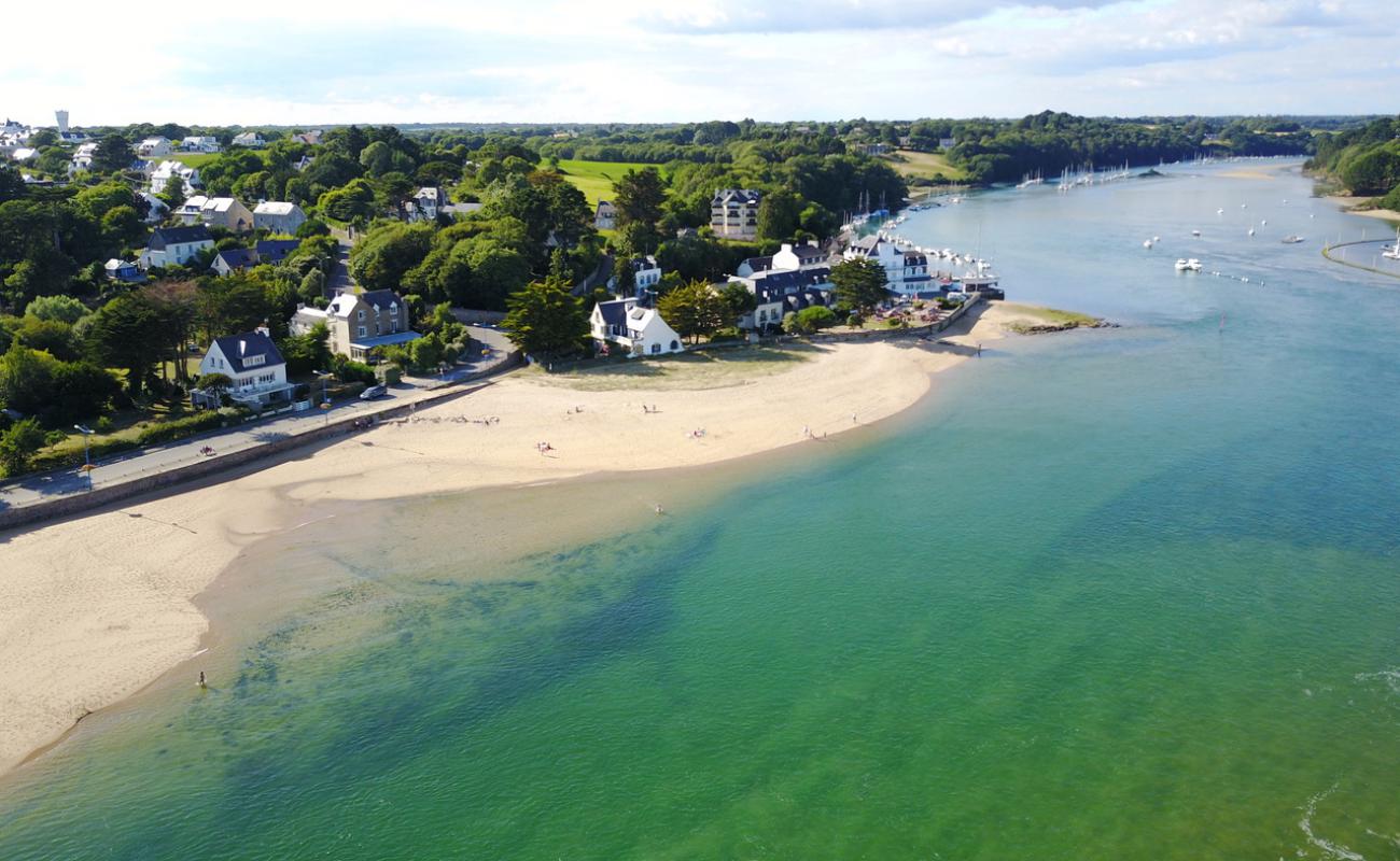 Plage de Saint Julien'in fotoğrafı açık bej kum yüzey ile