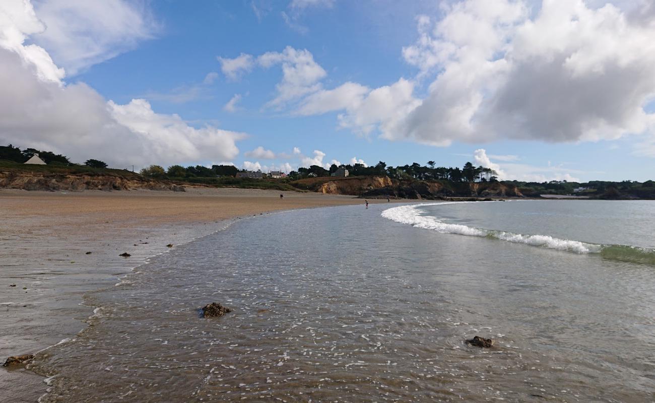 Plage de Trez Rouz'in fotoğrafı bej kum ve kayalar yüzey ile