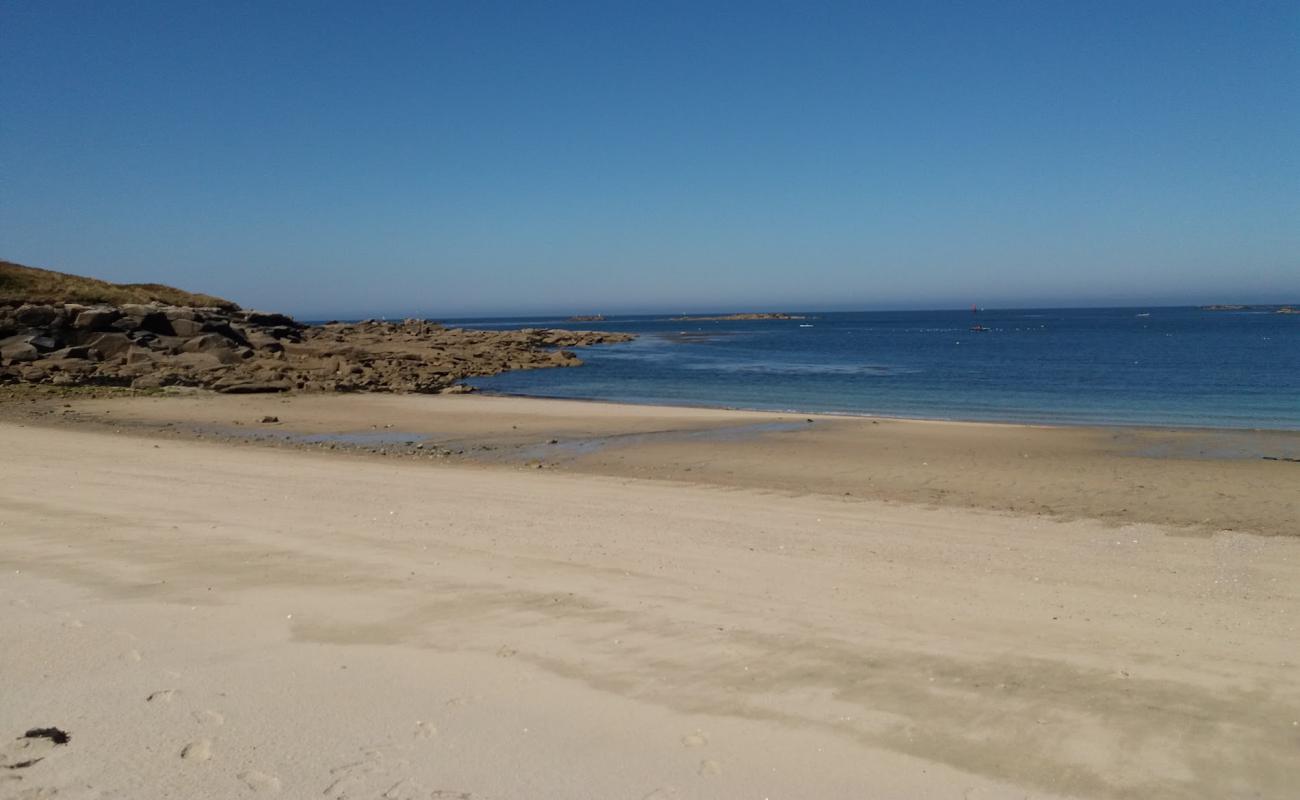 Plage de Pors Ar Marc'h'in fotoğrafı açık bej kum yüzey ile