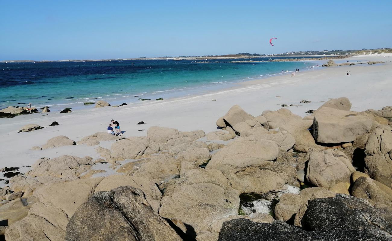 Plage d'Erleac'h'in fotoğrafı açık bej kum yüzey ile