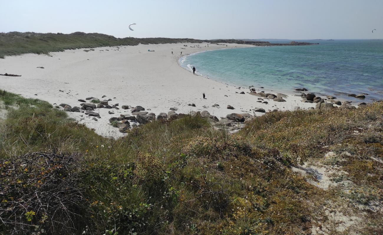 Plage Plougouri'in fotoğrafı açık bej kum yüzey ile