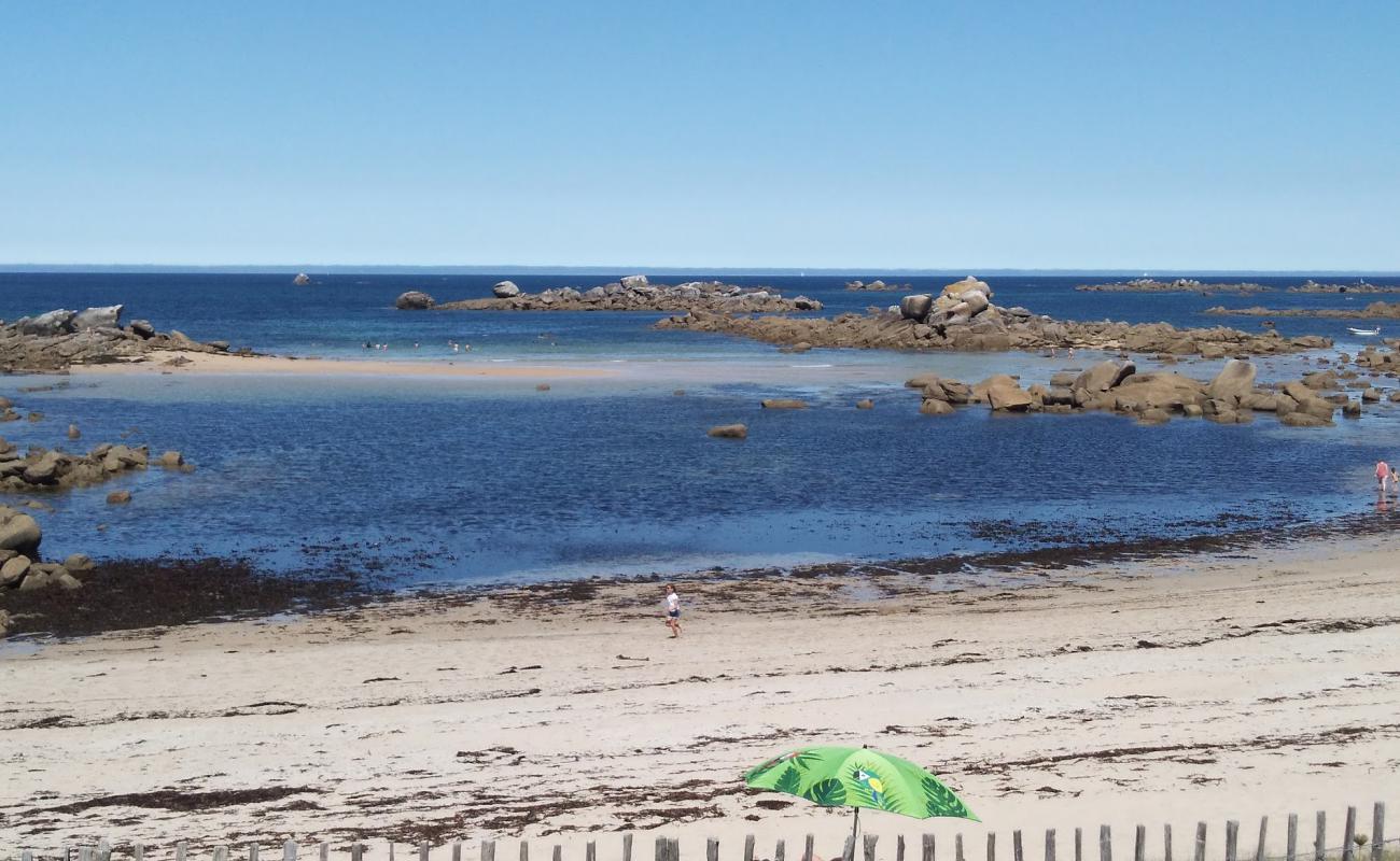Poulfoen Beach'in fotoğrafı açık bej kum yüzey ile