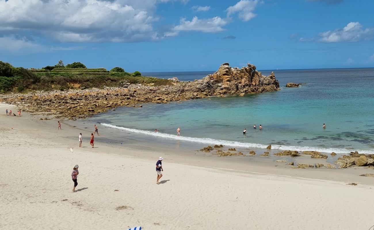 Plage de Groac'h Zu'in fotoğrafı açık bej kum yüzey ile