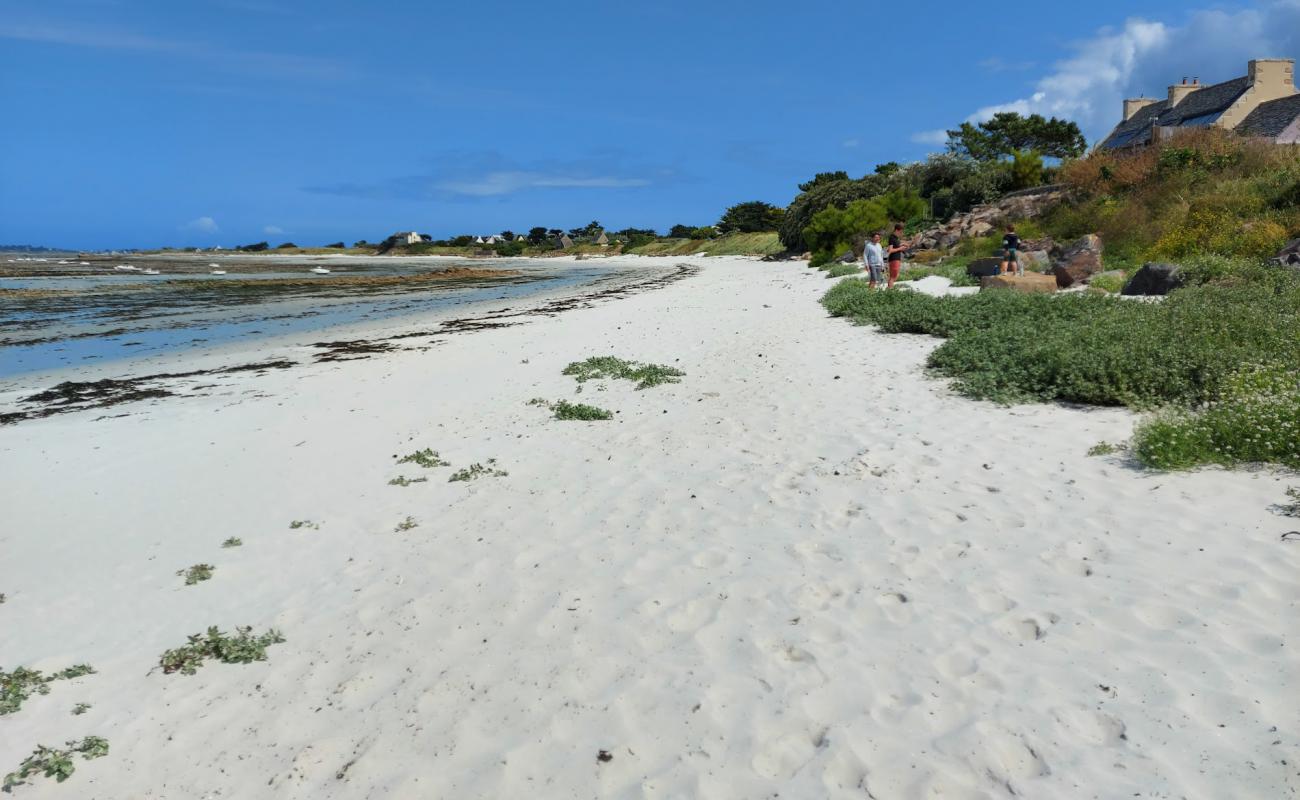 Plage du Theven'in fotoğrafı açık bej kum yüzey ile
