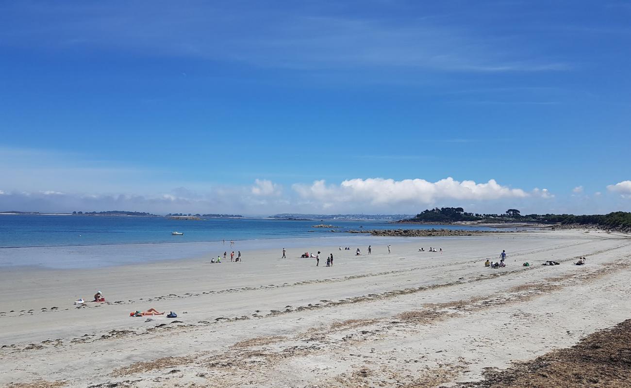 Plage de Kersaliou'in fotoğrafı açık bej kum yüzey ile