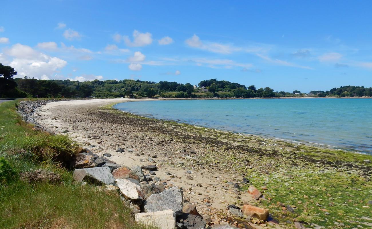 Plage de Gouermel'in fotoğrafı gri kum ve çakıllar yüzey ile