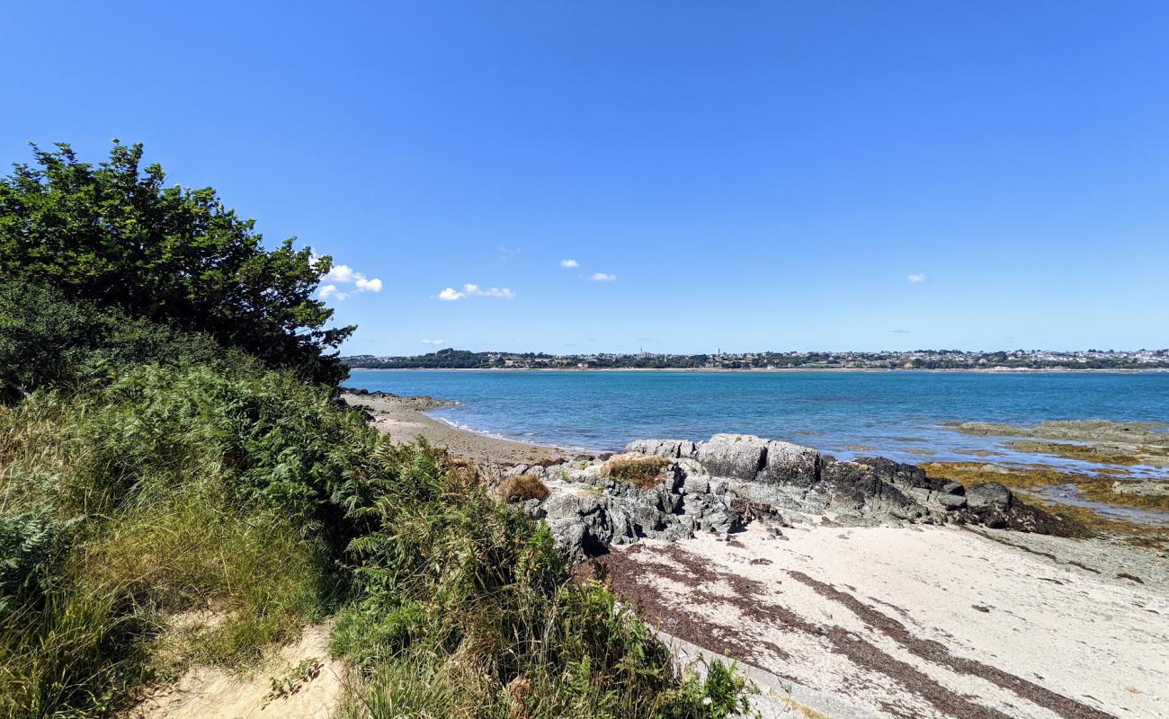 Plage de La Pointe de Guilben'in fotoğrafı bej kum ve kayalar yüzey ile