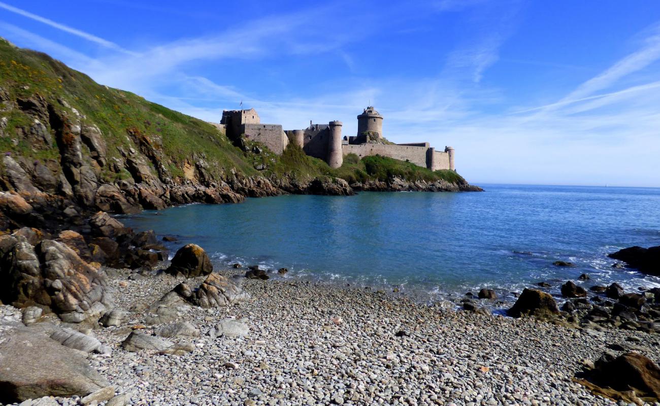 Plage Fort la Latte'in fotoğrafı gri çakıl taşı yüzey ile