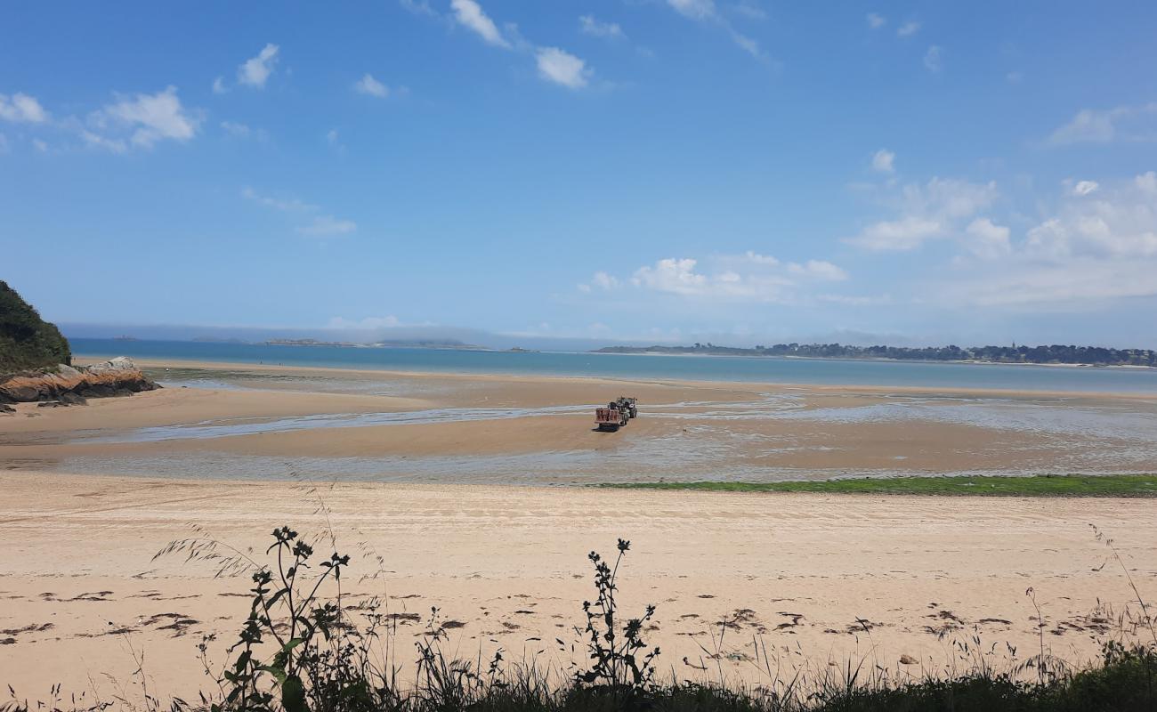 Plage de Quatre Vaux'in fotoğrafı açık bej kum yüzey ile