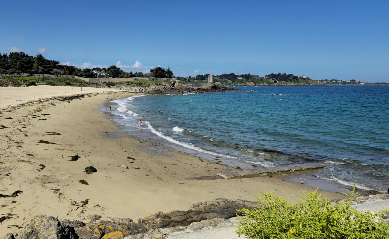 Plage du Port Blanc'in fotoğrafı açık bej kum yüzey ile
