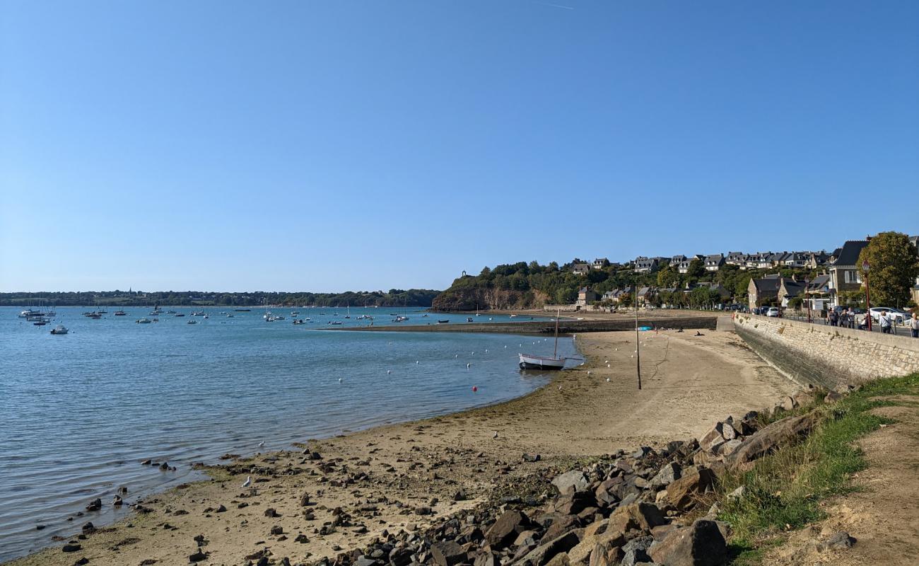 Plage de Saint-Suliac'in fotoğrafı açık bej kum yüzey ile