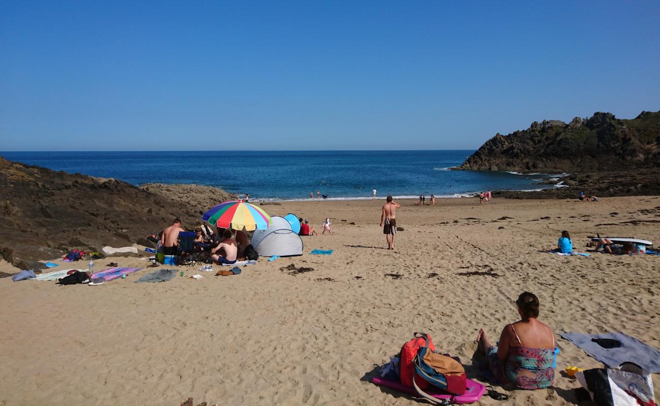 Plage du Petit Port'in fotoğrafı açık bej kum yüzey ile
