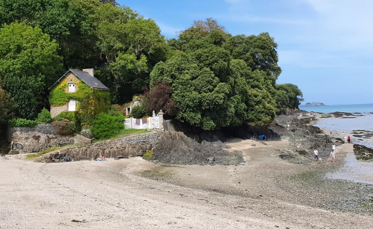 Plage du Chateau de Vaulerault'in fotoğrafı küçük gri çakıllar yüzey ile