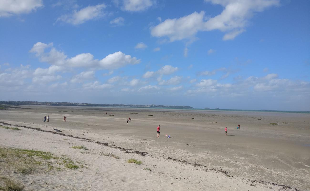 Plage de Saint-Benoit-des-Ondes'in fotoğrafı açık bej kum yüzey ile